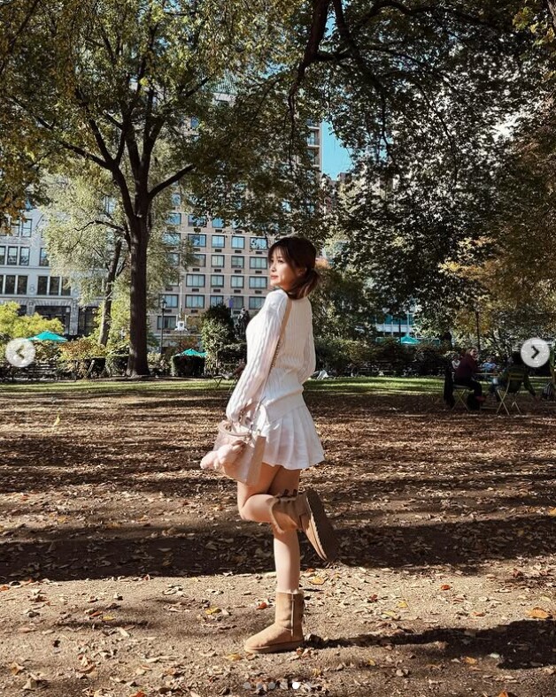 Nàng richkid Chao (Nguyễn Châu Anh) diện váy trắng ngắn bèo nhẹ phối cùng boots lửng màu beige. Set đồ mang nét nữ tính, bay bổng đúng chuẩn một nàng Gen Z thích style thanh thoát, thơ mộng.