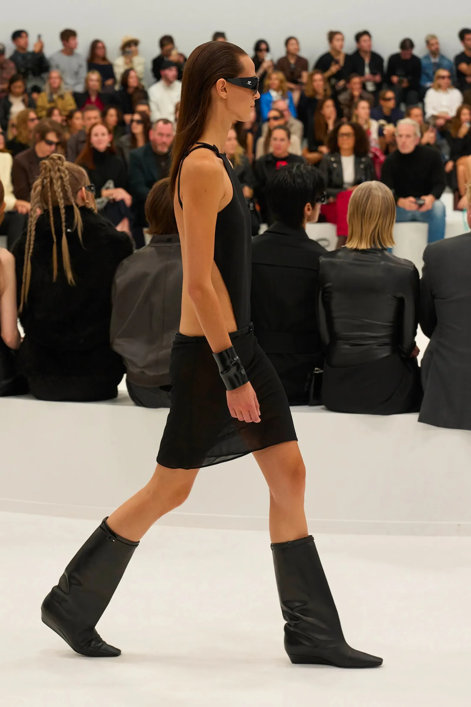 Phối bốt đế bằng với chân váy ngắn giúp tôn đôi chân thon dài, mang lại vẻ trẻ trung, năng động mà vẫn giữ được nét thời thượng.