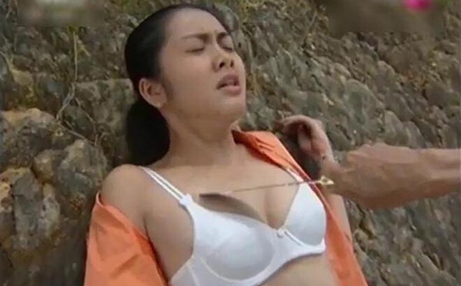 Dù chỉ là một vai phụ và vẫn để lộ nhiều nhược điểm trong cách diễn xuất, song cô ít nhiều chứng minh được sự tự tin và lăn xả với nghề diễn xuất.