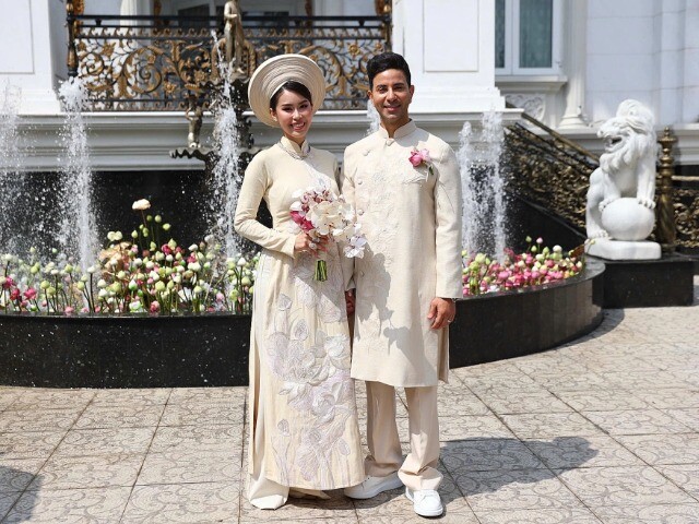 Áo dài cưới dệt bằng tơ sen của fashionista Tiên Nguyễn