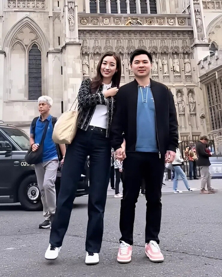 3 nàng dâu hào môn khéo chọn giày khi sánh đôi bên chồng, một mỹ nhân đi dép lê mà được khen hết lời - 12