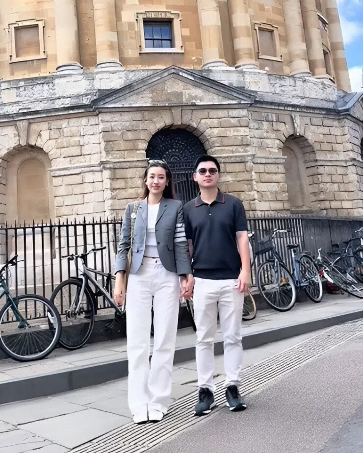 3 nàng dâu hào môn khéo chọn giày khi sánh đôi bên chồng, một mỹ nhân đi dép lê mà được khen hết lời - 13