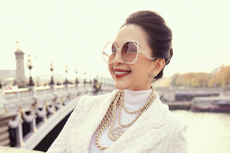 Kiểu tóc búi làm nên vẻ đẹp bất chấp thời gian của Diễm My.