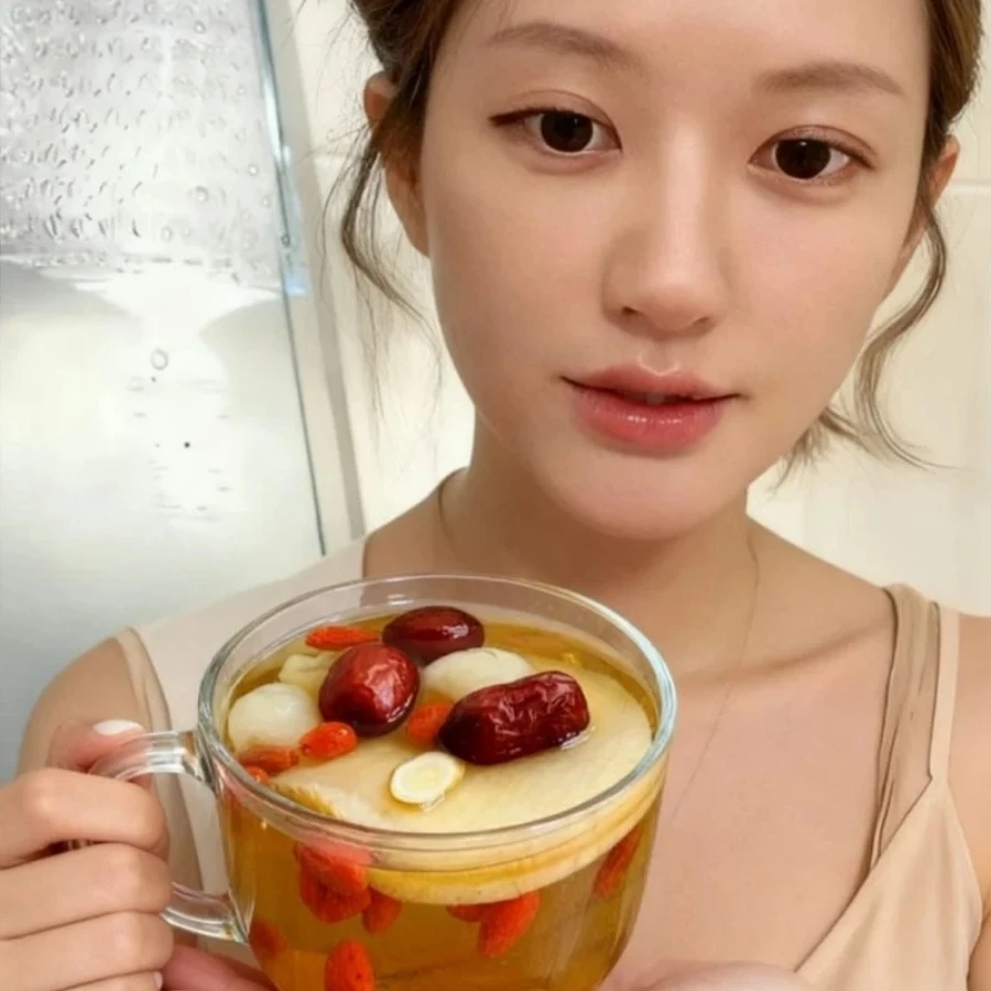 Triệu Lộ Tư thường pha nước táo tươi với kỷ tử, táo đỏ để dưỡng da sáng đẹp từ bên trong.