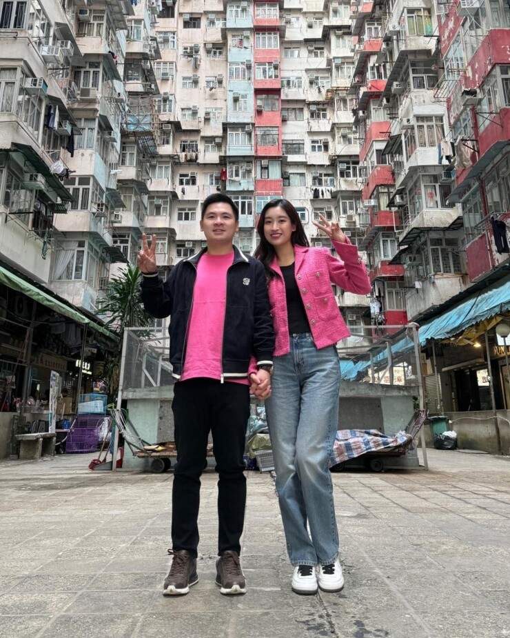 Trong những chuyến du lịch cùng chồng đến Trung Quốc hay châu Âu, nàng hậu Việt chọn những đôi giày thể thao, ăn mặc theo phong cách năng động đồng điệu với chồng chứng minh tình cảm mặn nồng.