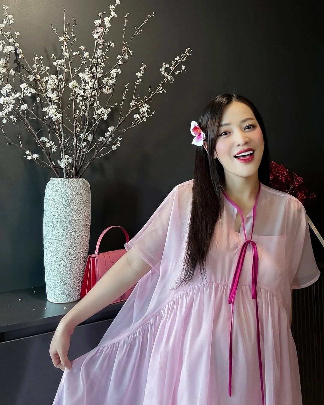 Thời điểm mang bầu, người đẹp làng hài trông vẫn khá thon gọn ở những tháng cuối thai kỳ nên sau sinh, cô cũng nhanh chóng lấy lại dáng hơn.