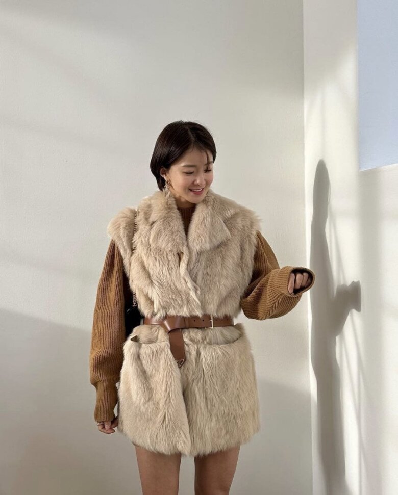 Lee Si Young lựa chọn gile lông dáng cổ vest, phối hài hòa cùng áo len và khéo léo nhấn eo bằng chiếc thắt lưng da màu nâu, tạo nên tổng thể vừa ấm áp vừa thanh lịch, tôn dáng rõ nét.