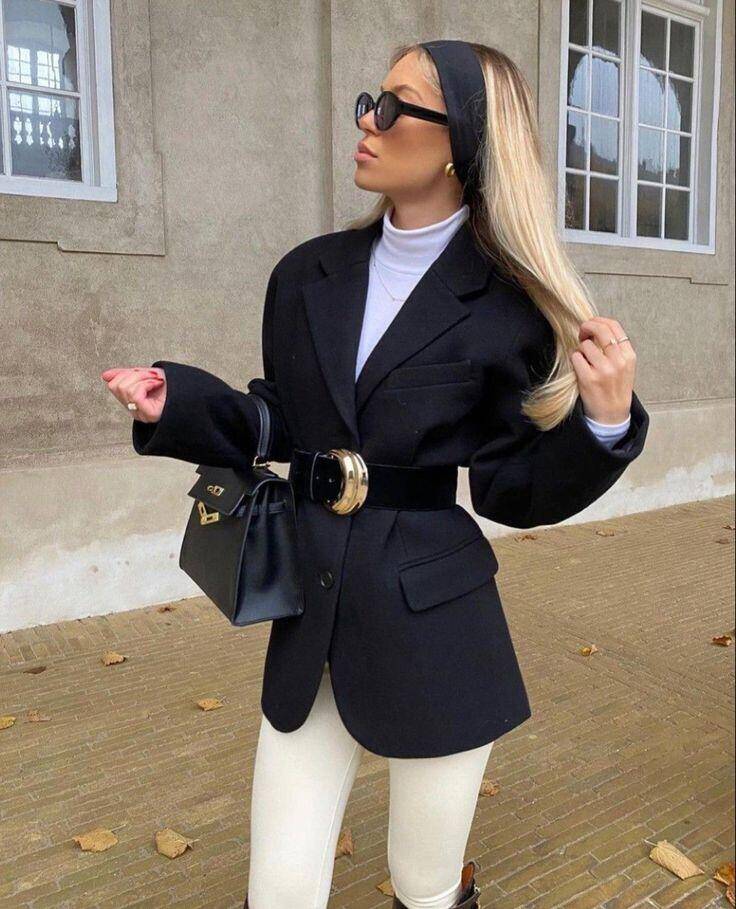 Các mẫu thắt lưng bản to với khóa kim loại sang trọng, dây da lộn mềm mại hay thắt lưng mang họa tiết độc đáo đều được yêu thích và dễ dàng trở thành điểm nhấn cho tổng thể trang phục.