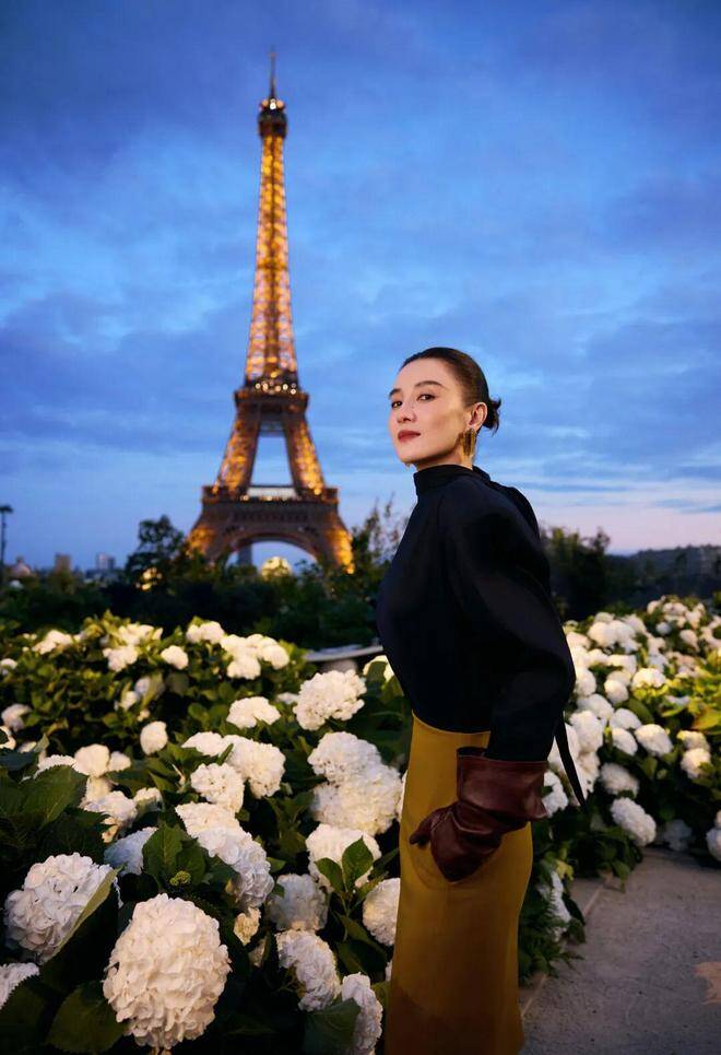 Găng tay màu đỏ tía là lựa chọn an toàn nhưng vô cùng tinh tế. Gam màu này vừa tươi sáng vừa sang trọng, đặc biệt đẹp khi kết hợp cùng trang phục đen. 