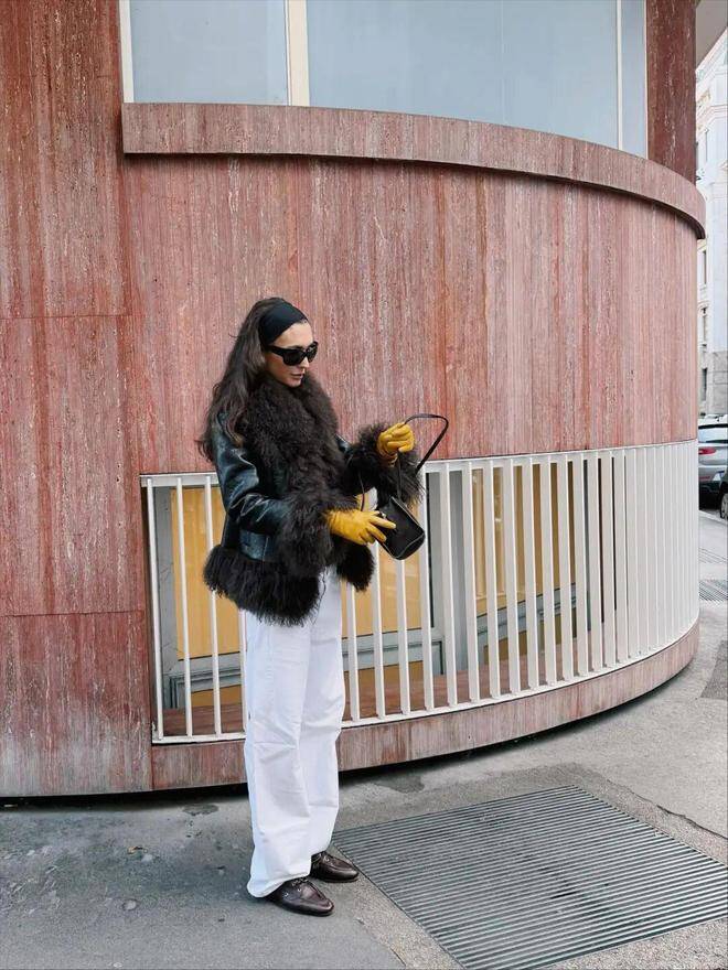 Trong khi đó, màu vàng lại mang đến cảm giác hoài cổ rõ nét hơn, phù hợp với những ai yêu phong cách vintage đậm chất châu Âu.