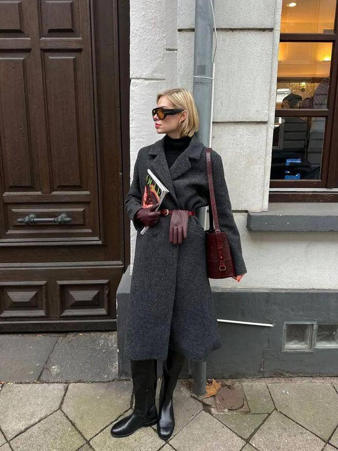 Ngoài cách đeo truyền thống ở tay, găng tay da còn có thể được biến tấu như một phụ kiện thắt quanh eo, giúp tổng thể trang phục bớt đơn điệu và khéo léo cải thiện tỷ lệ cơ thể.