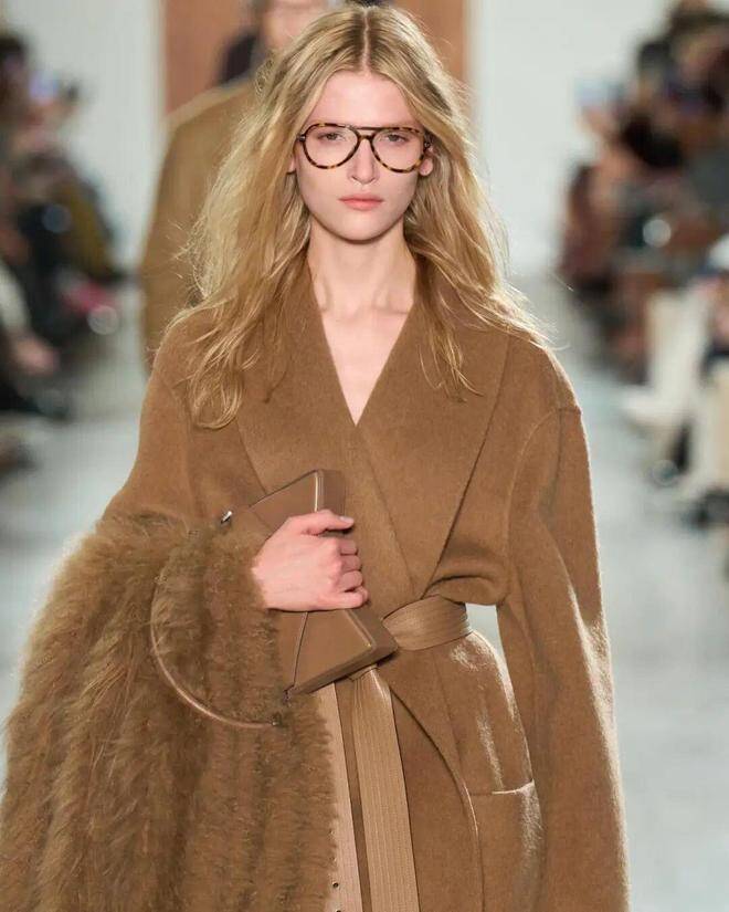 Với áo khoác dáng dài, chọn khăn choàng cùng tông màu sẽ tăng cảm giác sang trọng. Thêm một cặp kính sẽ giúp tổng thể bớt cầu kỳ, tạo nên vẻ ngoài thoải mái mà vẫn tinh tế.