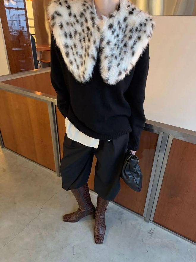 Cuối cùng, nếu muốn tạo điểm nhấn cá tính hơn, hãy thử khăn lông họa tiết không chỉ nổi bật mà còn mang lại cảm giác hiện đại, mới mẻ cho tổng thể mùa đông.