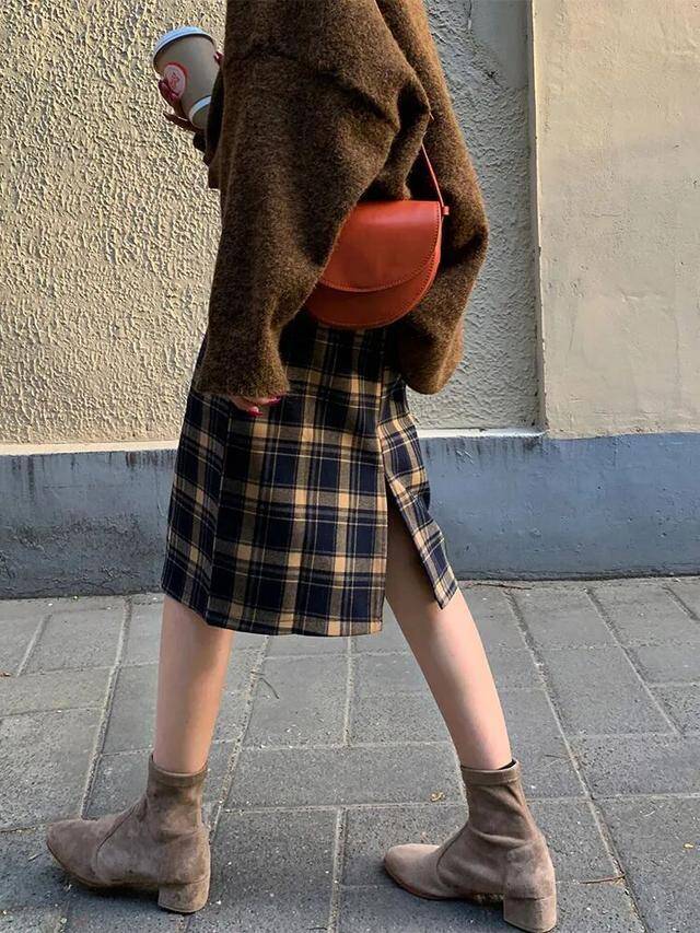 Thiết kế xẻ tà ở gấu váy giúp đôi chân trông dài hơn, những người có đôi chân đầy đặn nên ưu tiên xẻ tà phía sau để đạt hiệu quả tốt nhất.