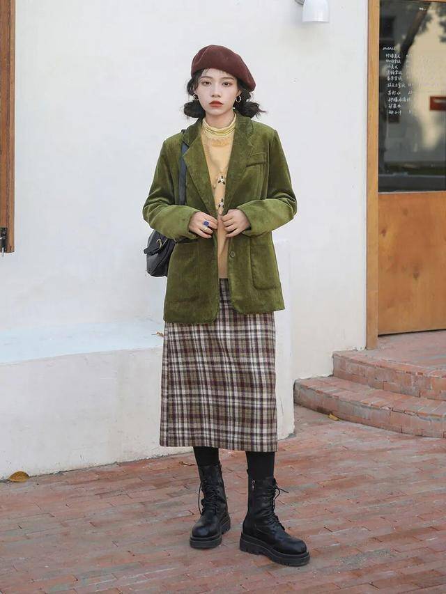 Chọn chân váy kẻ caro có tông màu tương đồng với áo có sẵn trong tủ sẽ giúp việc phối đồ nhanh chóng và tiện lợi, phù hợp với những người không muốn mất nhiều thời gian suy nghĩ.