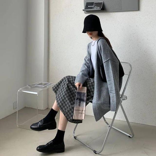 Nếu muốn vẻ ngoài tinh tế và mang hơi hướng nghệ thuật, hãy thử đi tất cao đến giữa bắp chân cùng giày da. Đồng bộ màu sắc giữa tất và giày sẽ giúp tổng thể trang phục hài hòa, cân đối và thời thượng hơn.