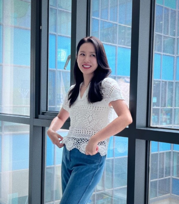 Chiếc áo len móc mà Son Ye Jin diện tuy giản dị nhưng lại “có võ”. Màu sắc và phom dáng trẻ trung giúp cô trông tươi tắn, rạng rỡ hơn.