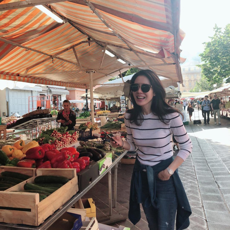 Một gợi ý khác từ Son Ye Jin là kết hợp áo len kẻ dáng ôm cùng quần jeans – bộ đôi “chân ái” cho những buổi dạo phố hay đi chơi, vừa trẻ trung, năng động lại vẫn giữ được nét thanh lịch đặc trưng của cô.