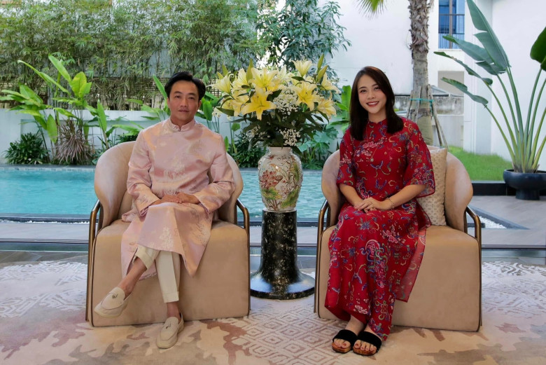 Kể từ khi về chung một nhà với doanh nhân phố núi, cựu người mẫu luôn trung thành với những đôi dép lê hoặc giày bệt - lựa chọn vừa giản dị, vừa tinh tế.