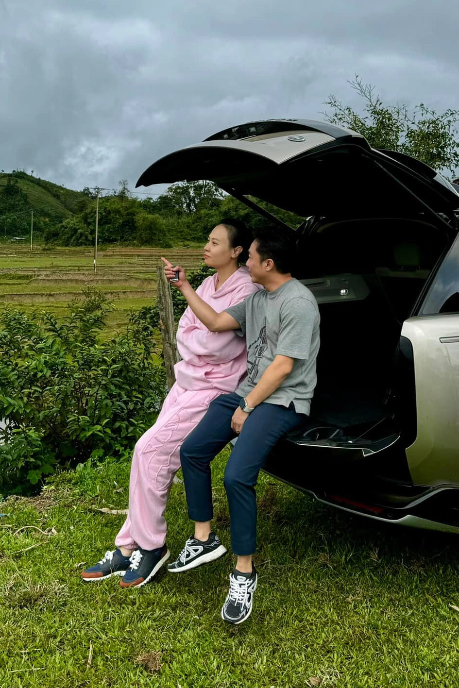 Cặp đôi diện giày thể thao thể hiện sự đồng điệu trong cách ăn mặc.