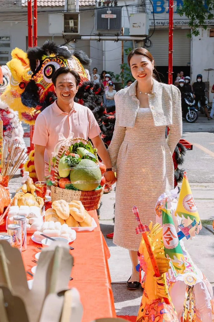 Bà mẹ hai con chọn diện bộ trang phục vải tweed sang trọng, tôn lên vẻ thanh lịch và quý phái. Tuy nhiên, thay vì hoàn thiện set đồ bằng giày cao gót như thông thường, cô lại khéo léo kết hợp cùng đôi giày búp bê đế bệt đơn giản để cân xứng với chồng.