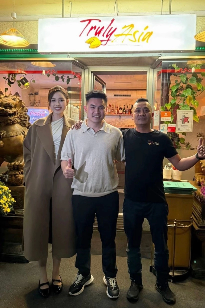 Thời điểm còn đang hẹn hò, Đỗ Hà không ít lần bị bắt gặp đi cùng chồng thiếu gia và lần nào cô cũng ghi điểm nhờ sự tinh tế trong việc chọn giày.