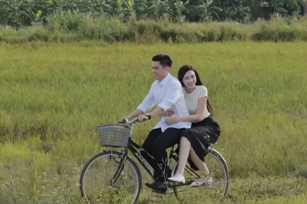 Trong video về tình yêu của Đỗ Hà và thiếu gia Viết Vương, người đẹp cũng chọn mẫu giày đế bằng.