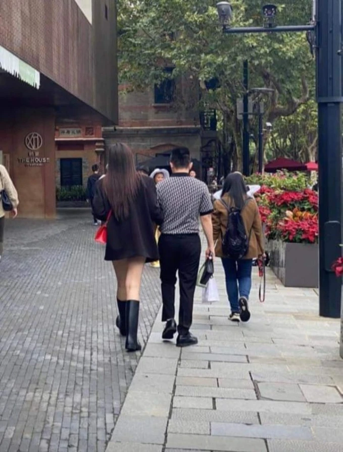 Boots đế bệt cũng là item được Đỗ Thị Hà đặc biệt yêu thích. Trong chuyến du lịch Thượng Hải cùng Viết Vương năm ngoái, nàng hậu gây chú ý khi diện set đồ đơn giản nhưng sang trọng, kết hợp cùng đôi boots bệt da mềm vừa tôn dáng vừa giúp di chuyển thoải mái.