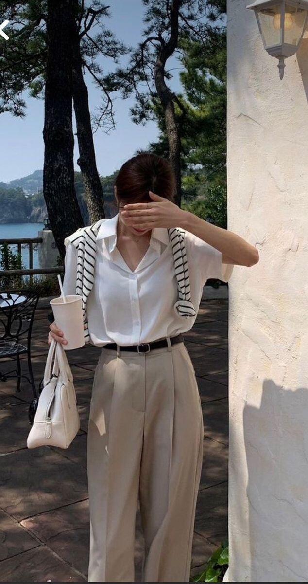 Với các nàng không thích màu nổi có thể chọn áo cardigan màu cơ bản như be, xám,... dễ phối với mọi màu sắc mà không sợ bị lệch tông.