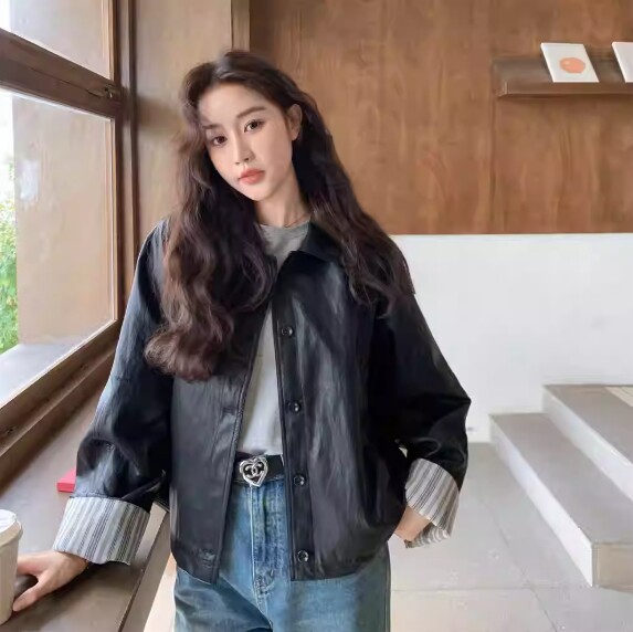 Phong cách casual được thể hiện rõ qua áo khoác da dáng ngắn màu đen. Thiết kế khỏe khoắn, cá tính, phối cùng áo thun sáng màu và quần jeans xanh giúp tổng thể trẻ trung, phóng khoáng nhưng vẫn đậm chất thời trang đô thị.