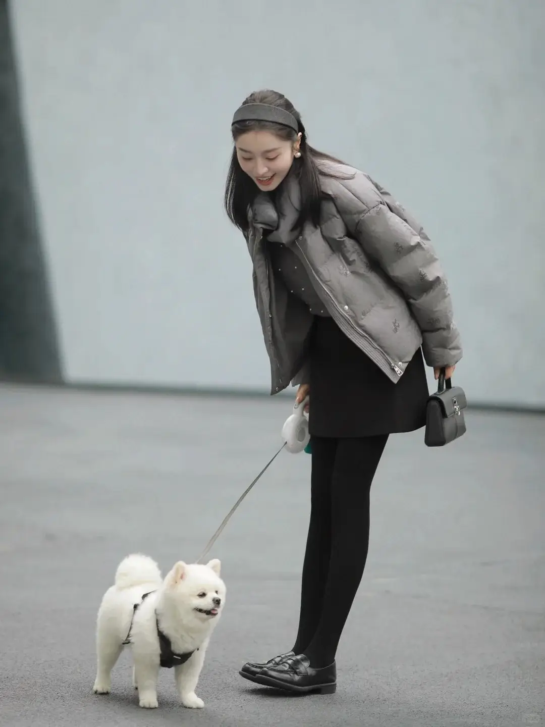 Áo phao ngắn màu xám đậm phối cùng chân váy mini đen, legging đen và giày lười đen tạo nên tổng thể cá tính, sành điệu – “bảo bối” không thể thiếu của những tín đồ thời trang.