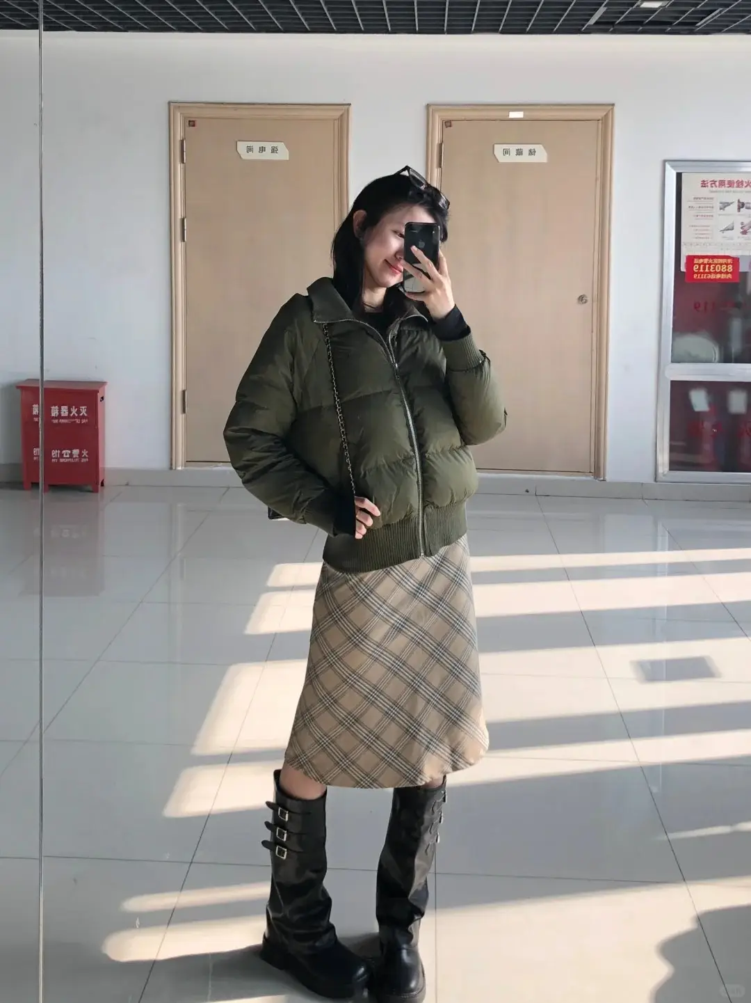 Nếu muốn pha chút cổ điển, hãy thử áo dáng bomber màu xanh quân đội phối với chân váy kẻ caro và bốt kiểu miền Tây vừa retro vừa thời thượng.