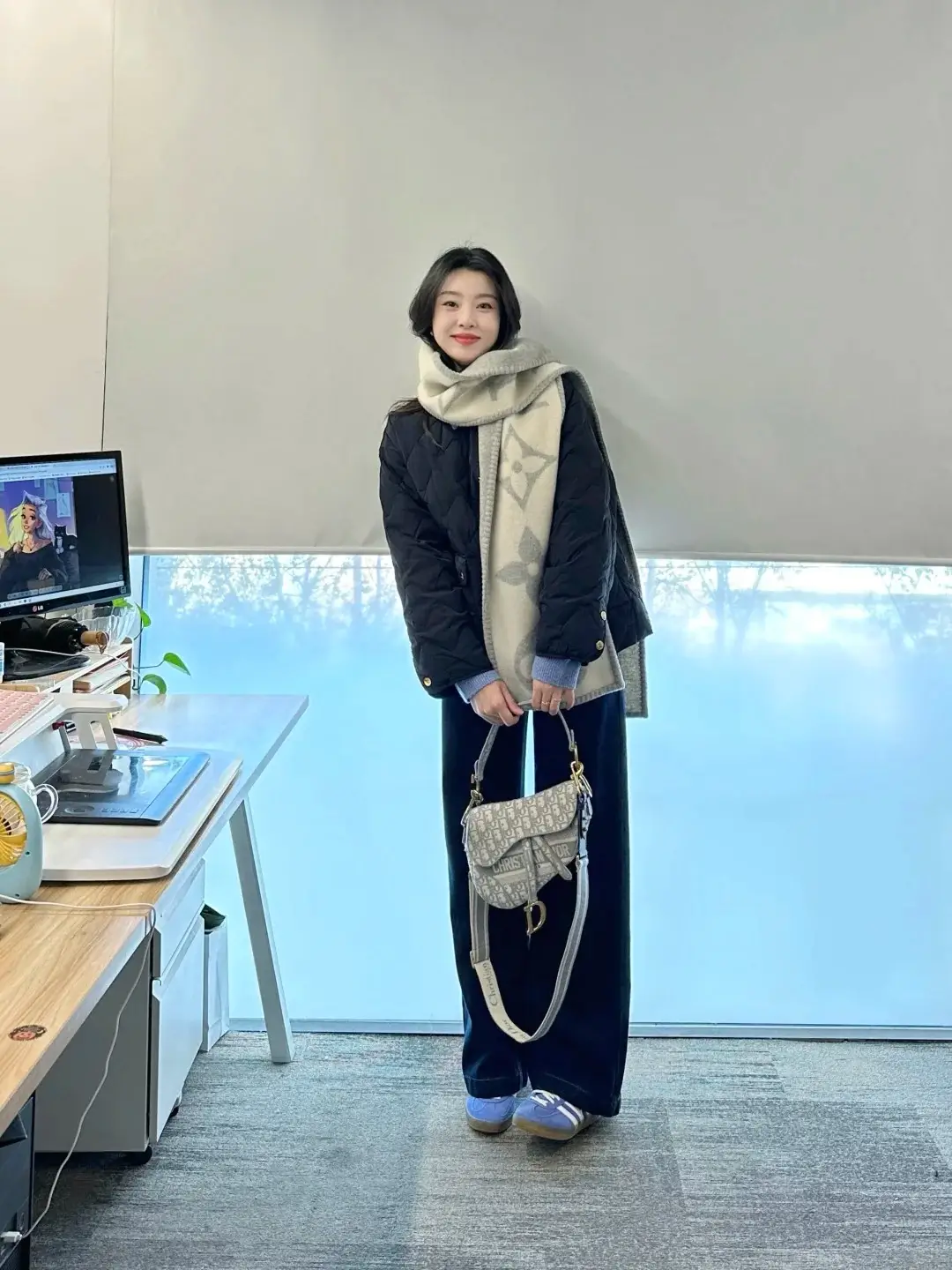 Với phụ nữ công sở, áo khoác phao xanh hải quân luôn là lựa chọn an toàn. Kiểu dáng ngắn phối cùng quần ống rộng và giày thể thao vừa thoải mái, tiện lợi lại vẫn gọn gàng, hiện đại.