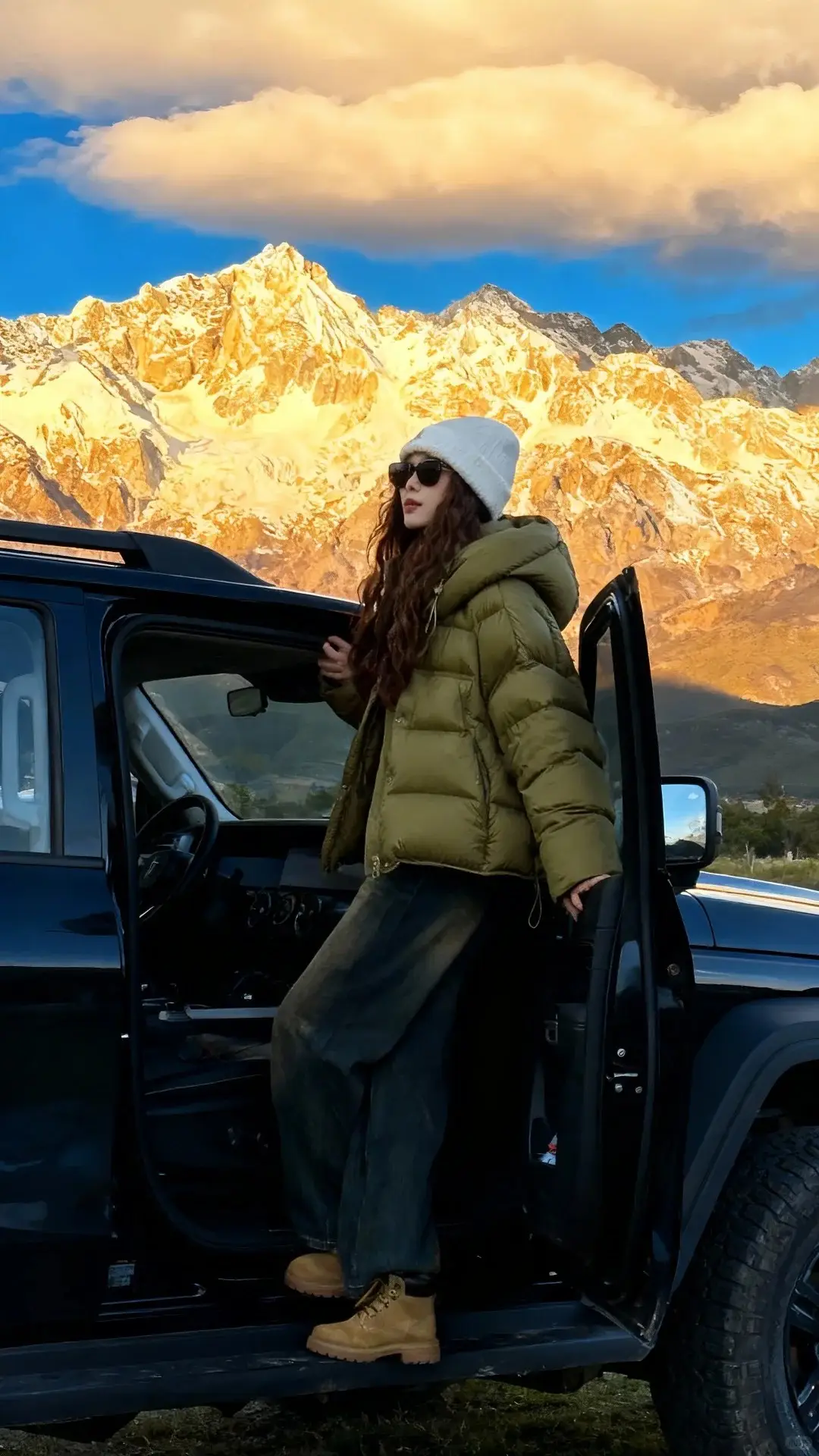 Áo phao ngắn xanh quân đội kết hợp cùng quần jeans hoặc quần cargo và bốt Doc Martens tạo nên diện mạo cá tính, sành điệu.