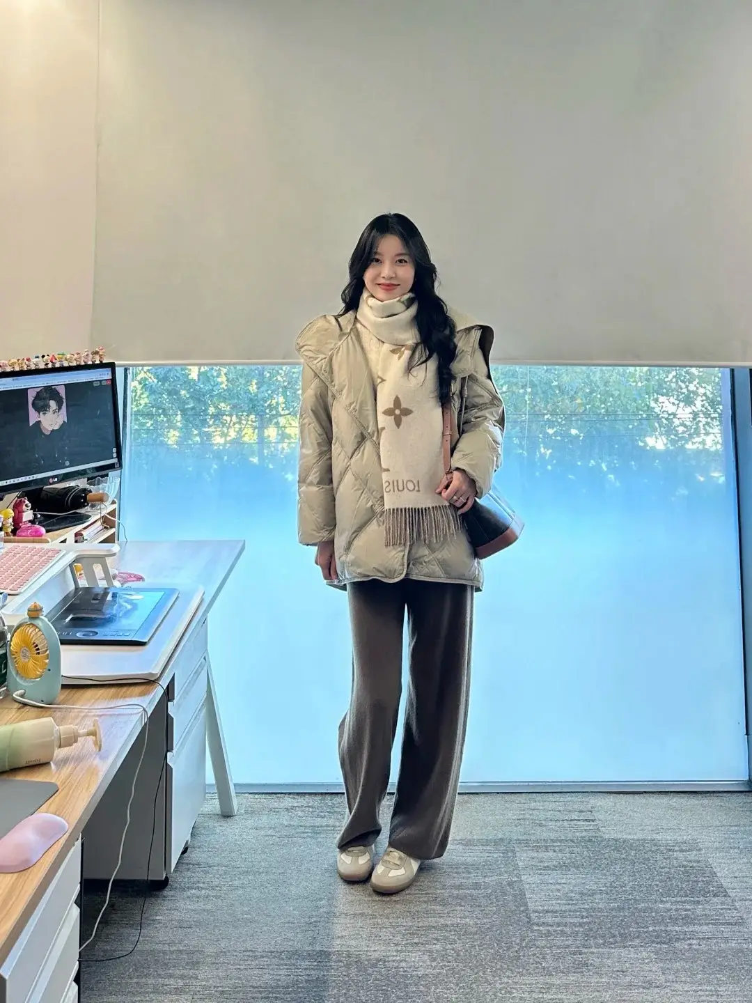 Trong khi đó, áo phao dáng lửng màu trà sữa kết hợp với quần ống đứng xám nhạt tạo nên tổng thể đơn sắc tinh tế, đơn giản nhưng vẫn rất thời trang, hoàn hảo cho việc di chuyển hằng ngày.