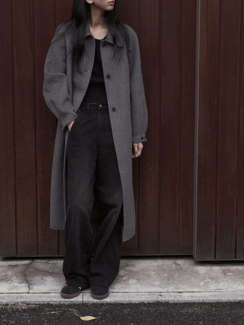 Trong khi đó, áo khoác da dáng dài màu xám là món đồ cực kỳ tiện dụng, vừa giúp chị em giữ ấm, vừa mang lại phong cách thời thượng.