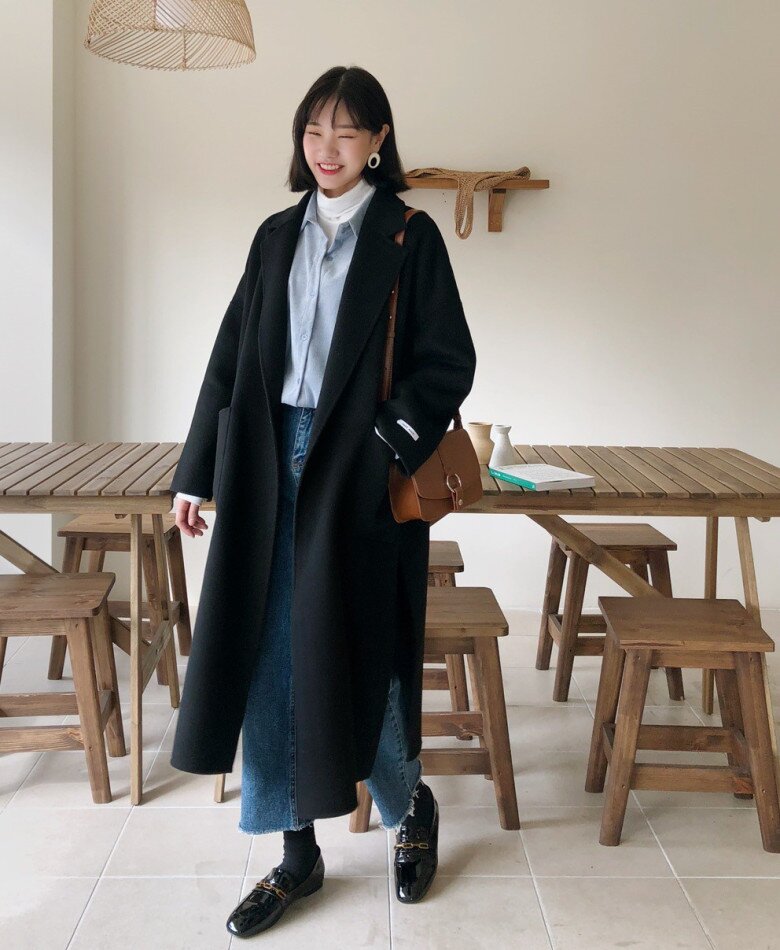 Áo khoác dài màu đen cổ vest chính là món đồ thời trang công sở mà chị em không thể thiếu để tạo nên phong cách thanh lịch, chuyên nghiệp.