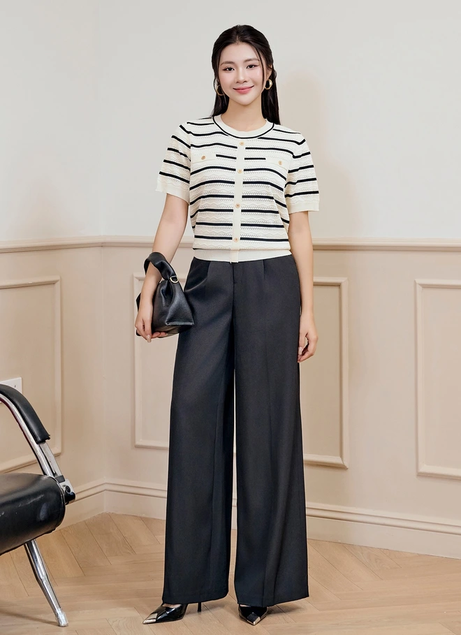 Quần tây ống rộng phối với áo len dệt kim chính là outfit đi làm mùa thu tuyệt đẹp cho chị em văn phòng.