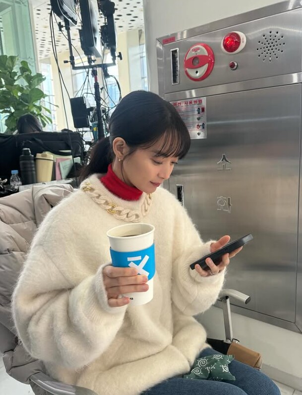 Mỹ nhân U45 trẻ trung với những set đồ màu trung tính như đen, trắng, be hoặc các màu pastel nhẹ nhàng.