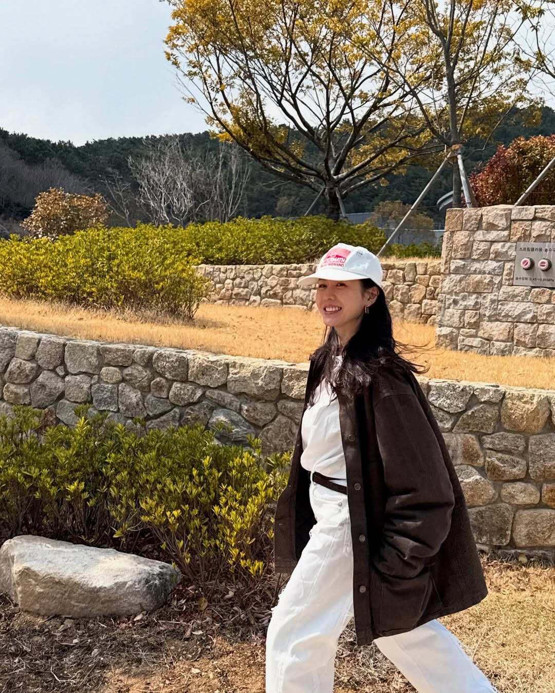 Son Ye Jin ưa chuộng quần ống suông cạp cao, phối cùng áo len hoặc sơ mi đơn giản để tạo vẻ thanh thoát, hiện đại mà vẫn nữ tính.
