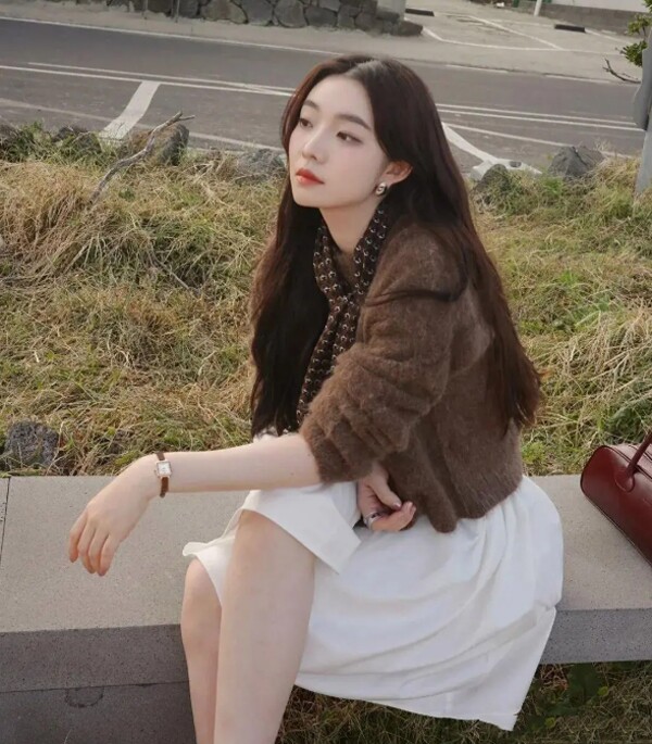 5 combo màu sắc “thần thánh” mùa thu đông giúp chị em 40+ trông trẻ trung như đôi mươi - 3