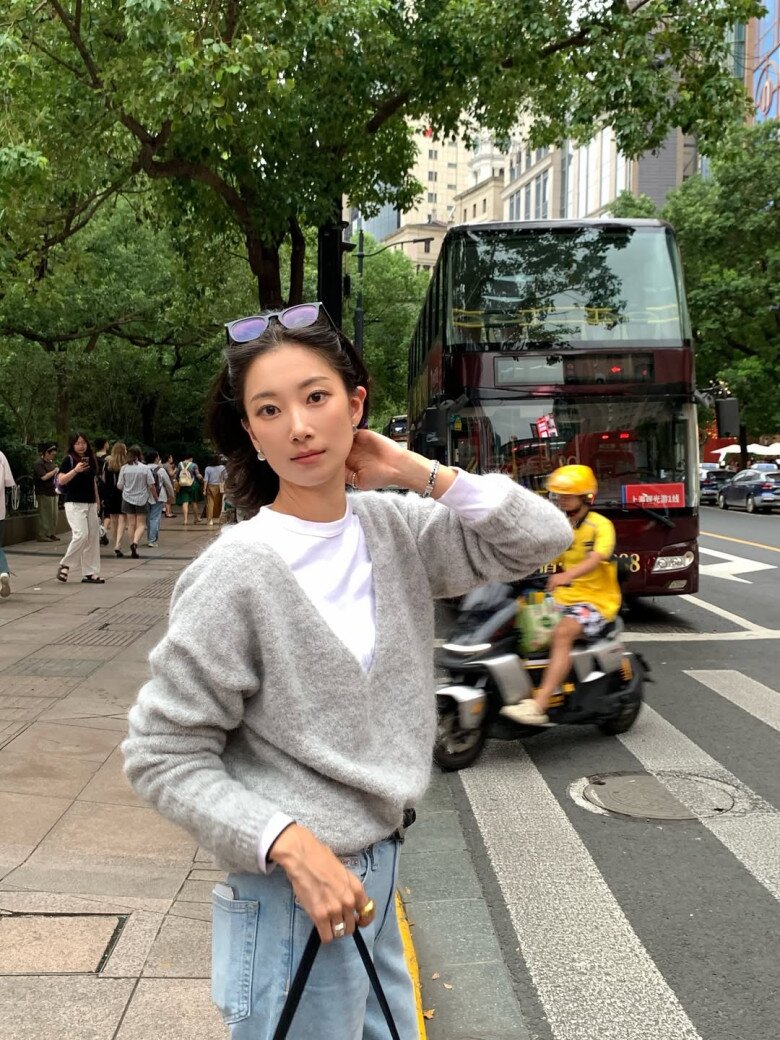 5 món đồ mùa đông hội sành thời trang luôn kết hợp với áo trắng dài tay, mặc đẹp chưa bao giờ đơn giản đến thế - 3