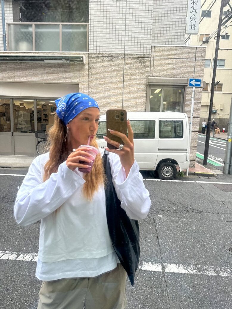 5 món đồ mùa đông hội sành thời trang luôn kết hợp với áo trắng dài tay, mặc đẹp chưa bao giờ đơn giản đến thế - 2