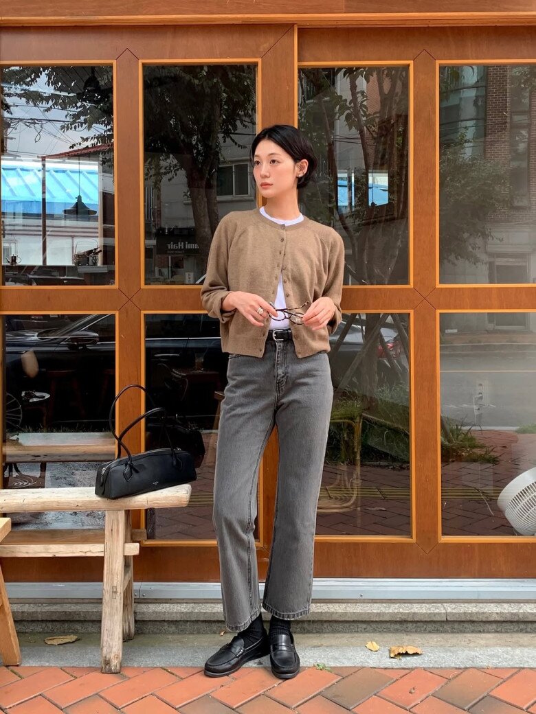 5 món đồ mùa đông hội sành thời trang luôn kết hợp với áo trắng dài tay, mặc đẹp chưa bao giờ đơn giản đến thế - 4