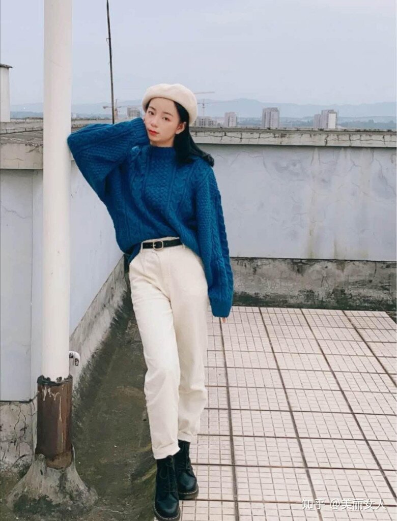 Không phải đen trắng hay xám, đây là 5 màu áo len đẹp nên sắm mùa Thu Đông, vừa trẻ trung lại không kén da - 3