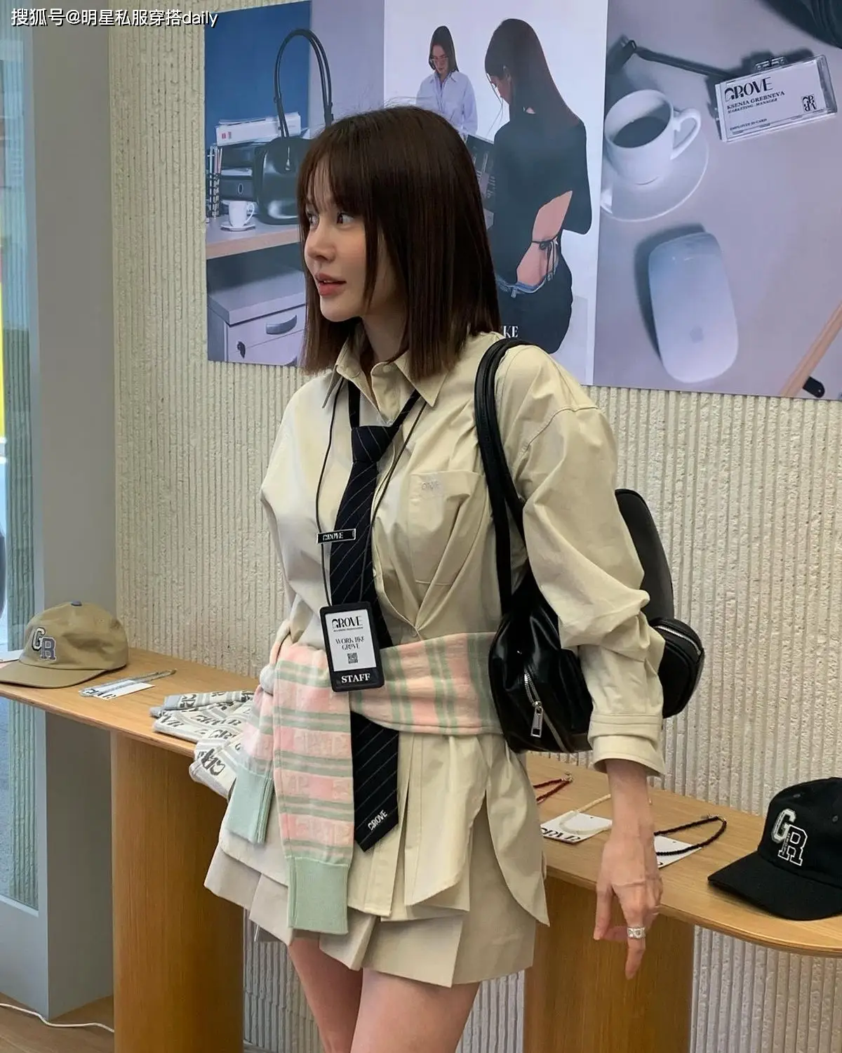 Những chiếc áo cardigan với màu sắc rực rỡ như đỏ, vàng sẽ tạo nên điểm nhấn cho set đồ cơ bản.