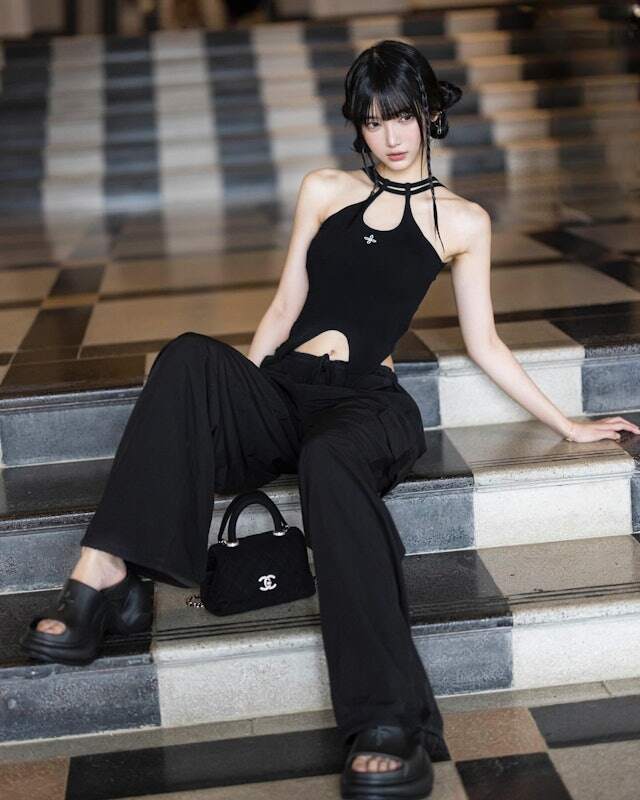 Thân hình mảnh mai với vòng eo nhỏ xíu của cô.