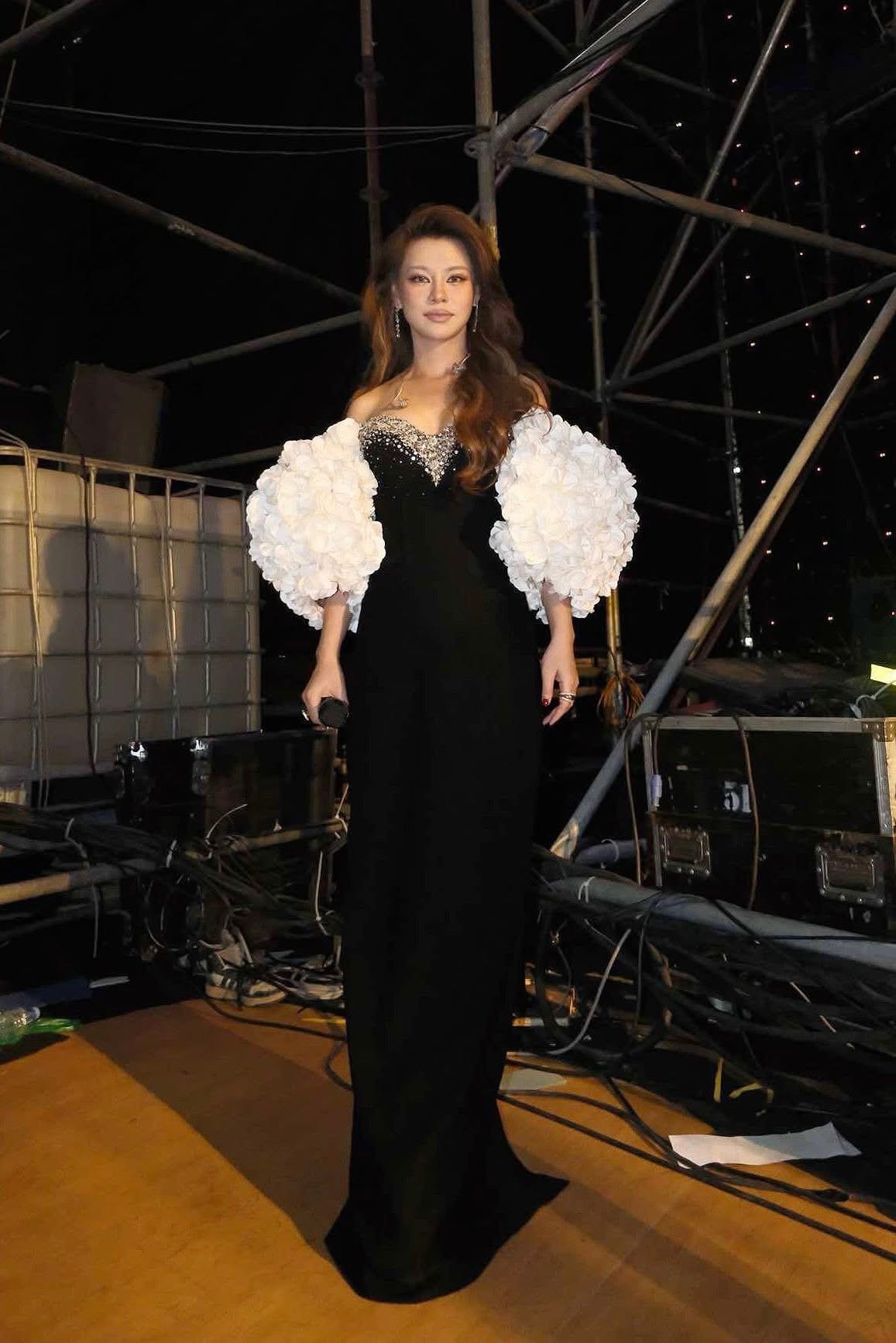 Bùi Lan Hương biến sân khấu Chung khảo Hoa hậu Việt Nam như lễ đăng quang của mình với visual đẹp xuất thần.