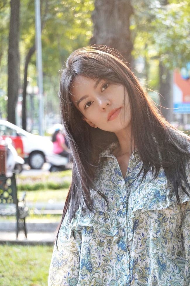 Khii không trang điểm đậm, mỹ nhân toát lên vẻ nhẹ nhàng, thanh thuần.