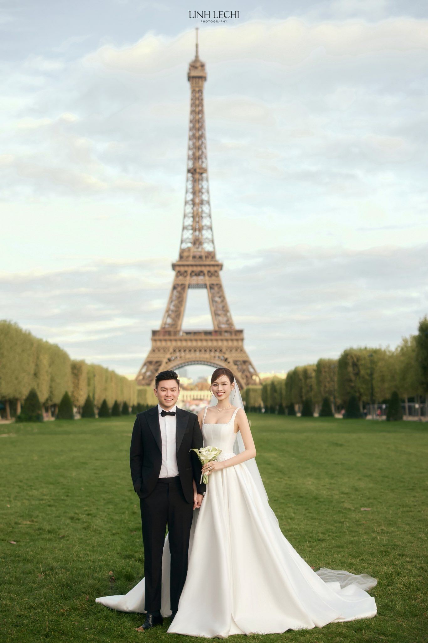 Mỹ nhân Thanh Hóa thay 4 bộ váy cưới trắng tinh khôi khoe vẻ đẹp tựa nữ thần.